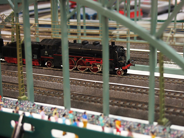 陸橋を渡るＳＬの鉄道模型