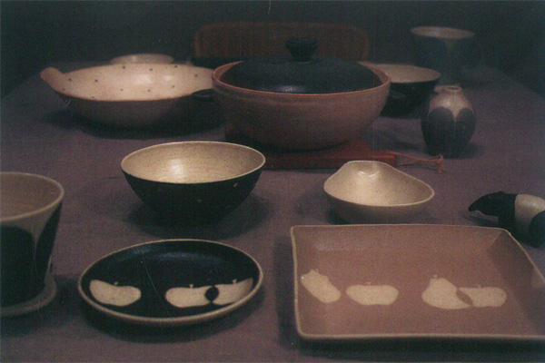 田中遼馬氏の陶芸作品を並べた作品